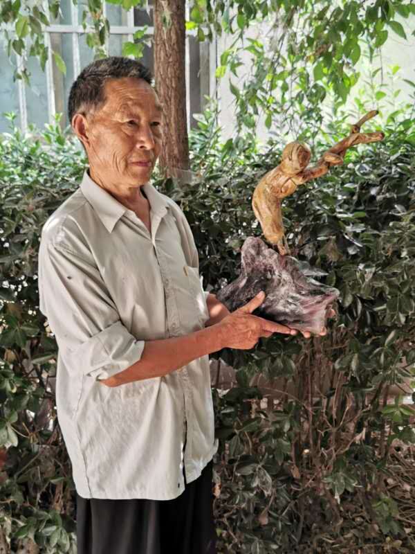 获根雕金奖的袁宗保老人(陈景胜)