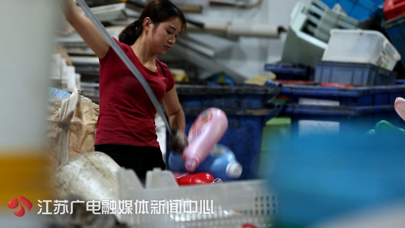 90后“废品妹”网上教你垃圾分类 一眼辨认垃圾