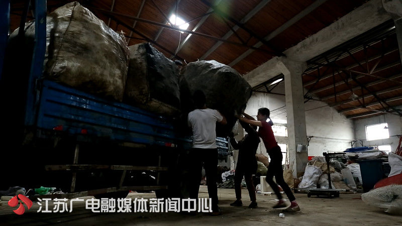 90后“废品妹”网上教你垃圾分类 一眼辨认垃圾