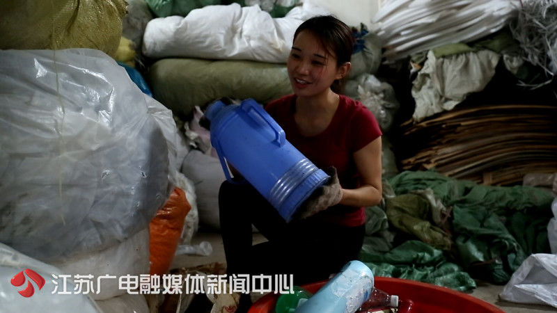 90后“废品妹”网上教你垃圾分类 一眼辨认垃圾