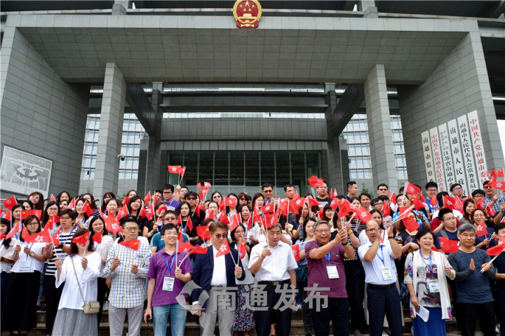 南通：东方之珠邂逅江海明珠，百余香港同胞快闪