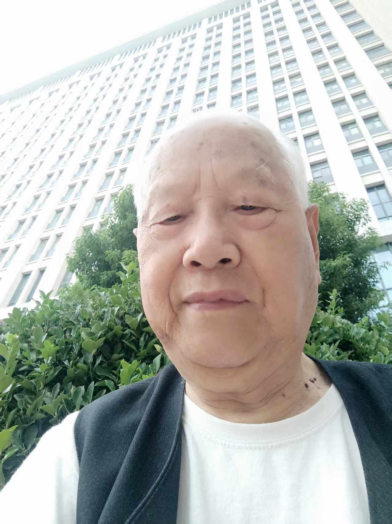 杏坛耕耘，笔端凝辉——记江苏省运河中学退休教师刘企华