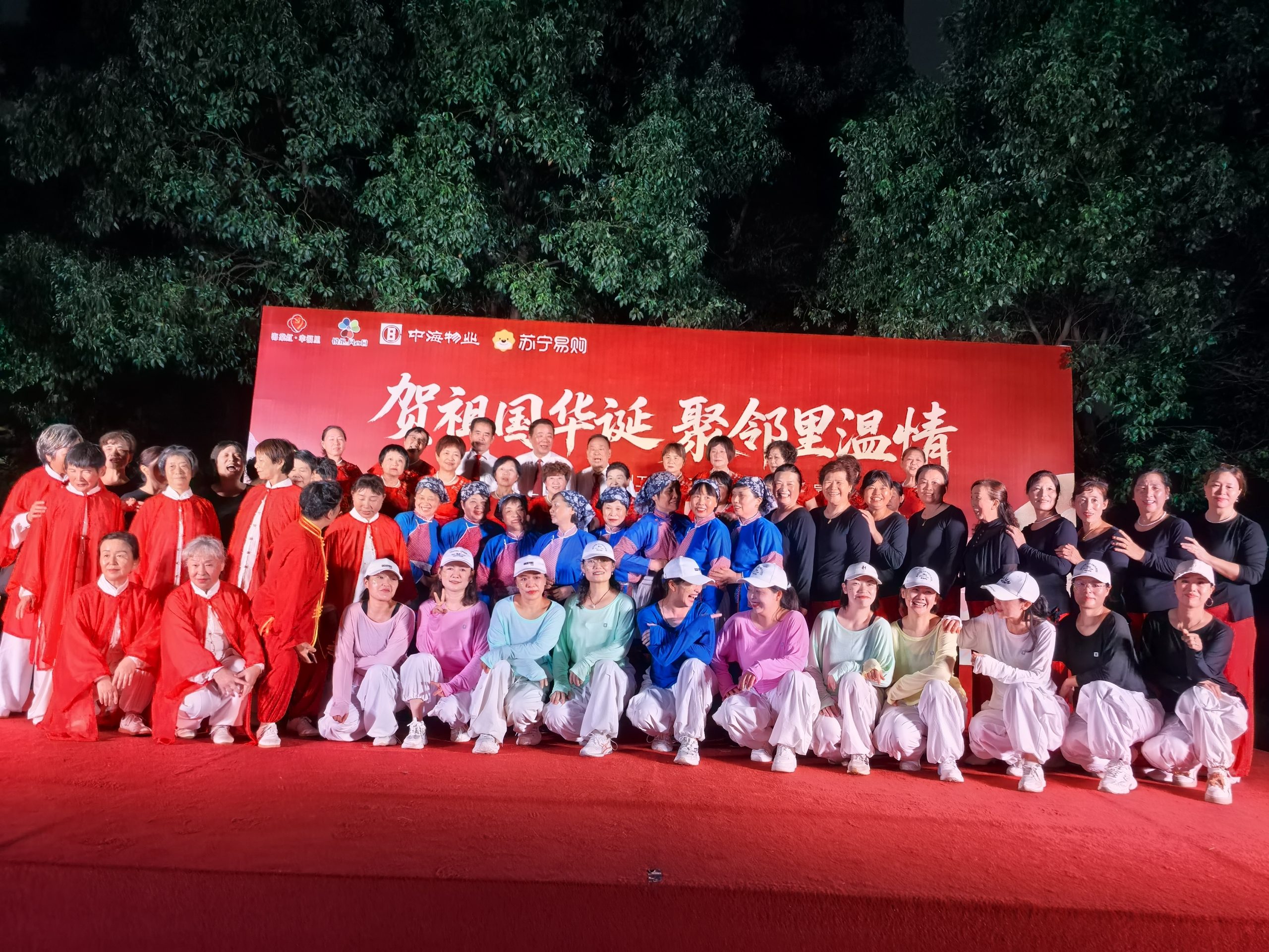 红歌飞扬庆国庆——记海悦演艺队社区演出