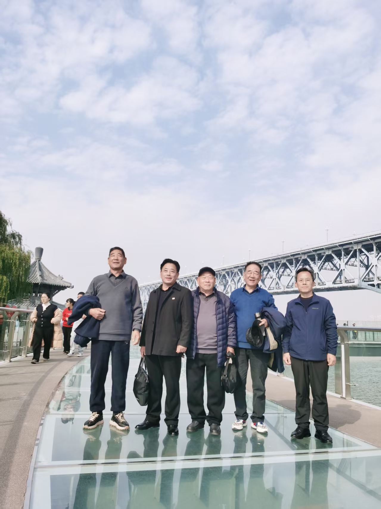 烟火藏情，岁月留暖——读刘波涛《启程去南京兄弟相聚》有感