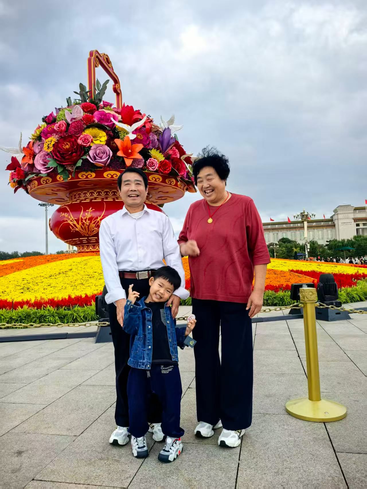 五绝•观天安门广场升旗仪式