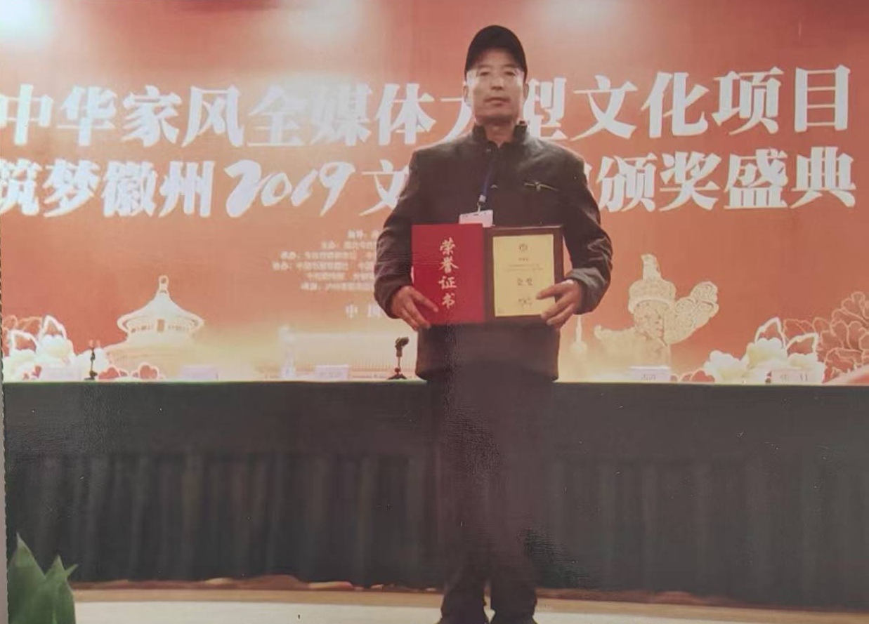 双笔纵横墨韵长 匠心独运书春秋——记邳州书法家黄继伦