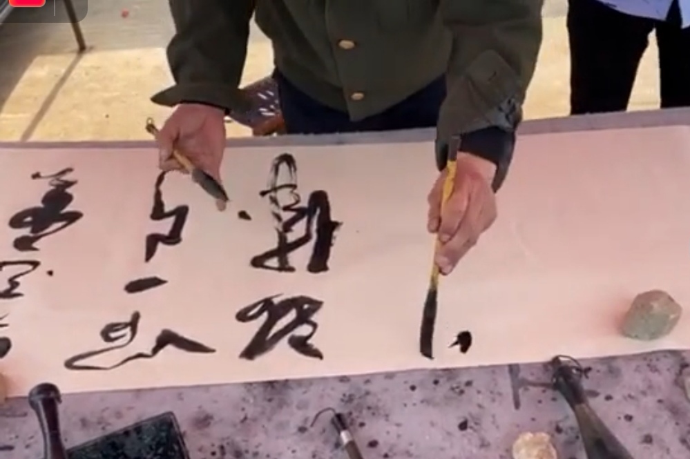 双笔纵横墨韵长 匠心独运书春秋——记邳州书法家黄继伦